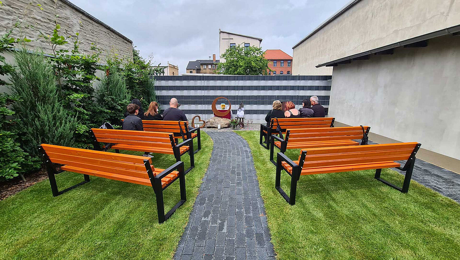Blick auf den hauseigenen Abschiedsgarten zur Ausrichtung von Trauerfeiern.