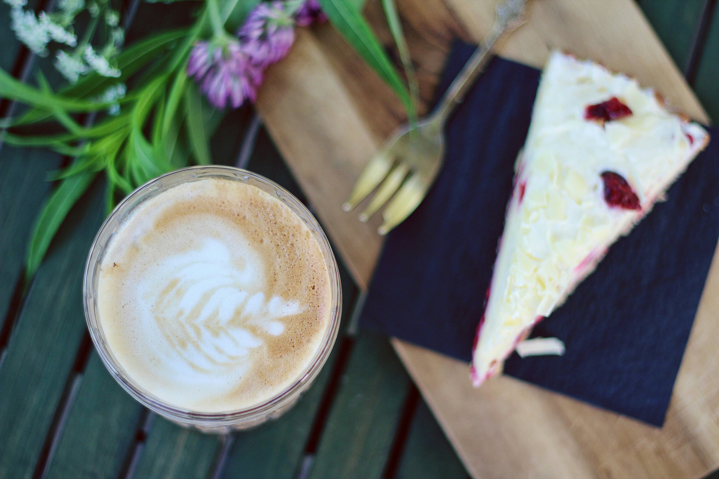 Kaffee und Kuchen angerichtet auf Tisch.