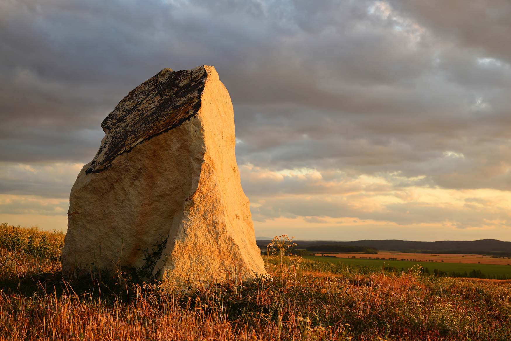 Großer Felsen im Licht der untergehenden Sonne.