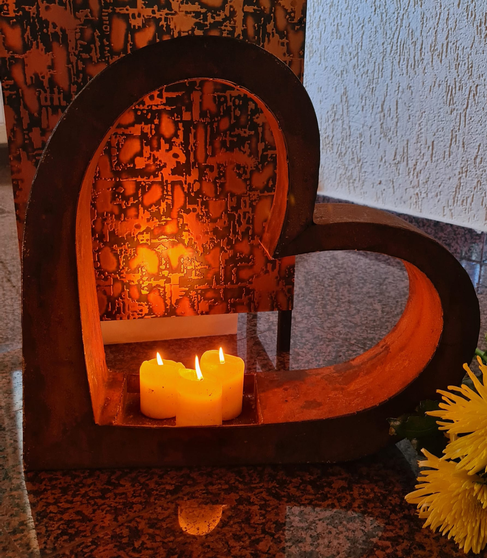 Kerzen in herzförmigem Kerzenständer.