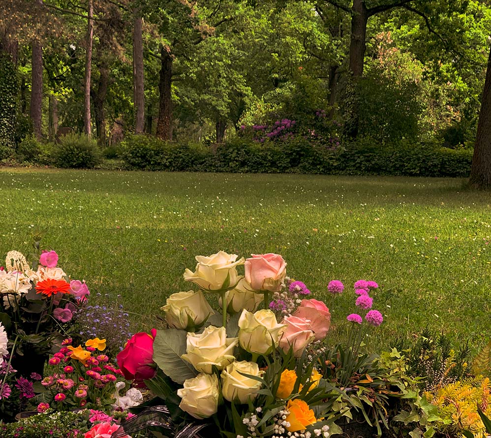 Blumenarrangement auf dem Friedhof.